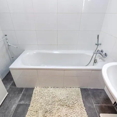 Apartment Lovely, Cosy 2br Apt With Comfy Sofa, Wifi & Ac By 360 Estates *