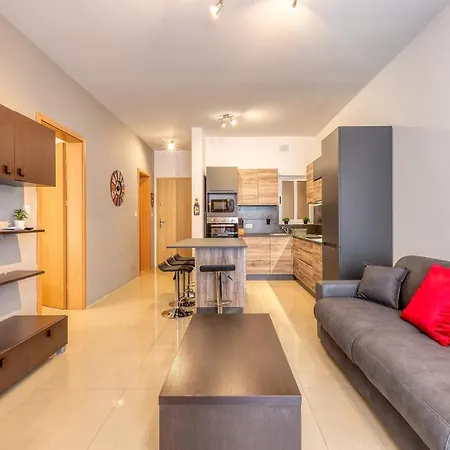Lovely, Cosy 2br Apt With Comfy Sofa, Wifi & Ac By 360 Estates * 세인트폴스베이